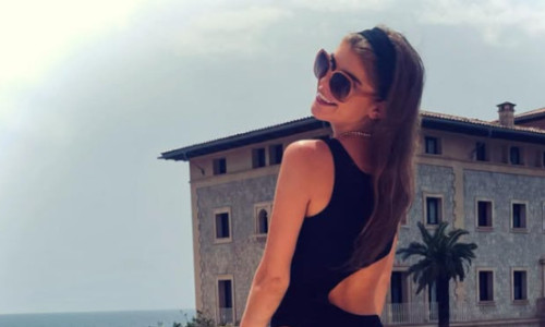 Iubita tinerică a fostului Balon de Aur e model și pozează în costum de baie. E cu 38 de ani mai mică decât el