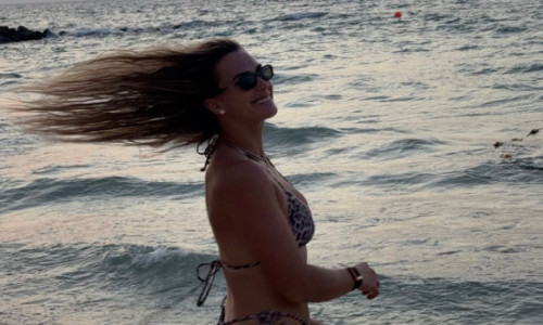Aryna Sabalenka, în costum de baie, cu o avere pe deget. Inelul de logodnă de 12 carate a atras toate privirile pe plajă