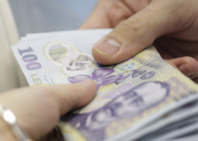 Analiștii financiari îi avertizează pe românii cu probleme financiare să nu își amâne ratele la bancă