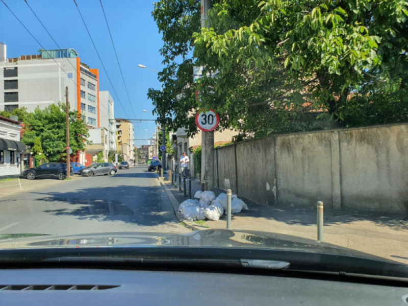Saci de gunoaie lăsați pe străzile Sectorului 2