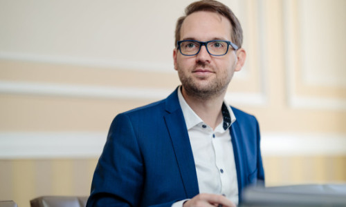 Dominic Fritz, despre AUR: „Ziua se îmbracă cu tricolorul şi noaptea ameninţă la beţie reprezentanţii românilor cu moartea”