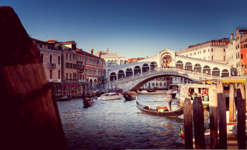 Famous,Bridge,In,Venice,,Called,The,Rialto,Bridge