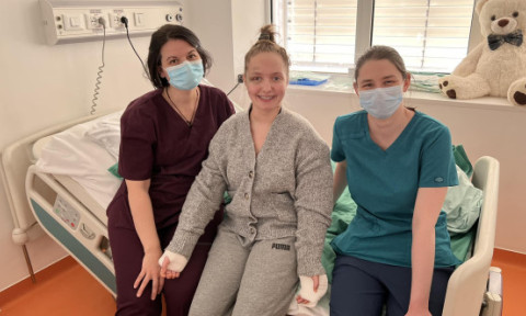 Cum arată Alexia, adolescenta căreia medicii i-au replantat brațele, la doi ani de la accidentul teribil. Are 17 ani și a apărut într-o emisiune de talente