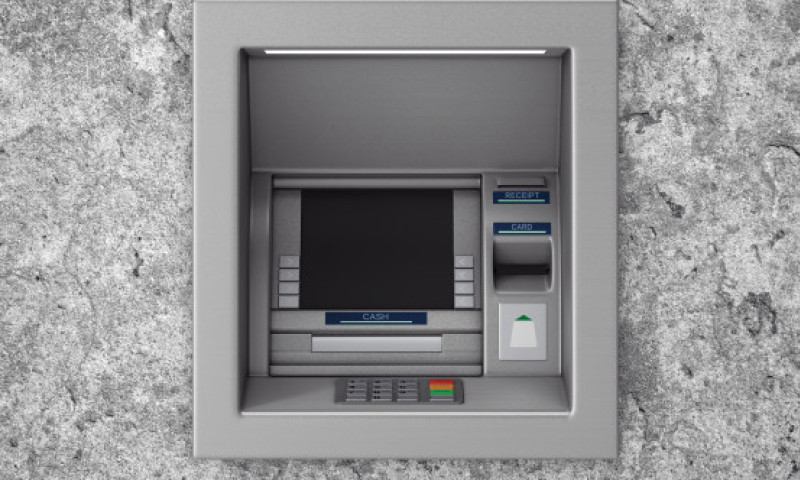 O femeie a sustras 4000 de lei uitați în fanta unui bancomat. Ce s-a întâmplat după ce fotografia ei a fost făcută publică