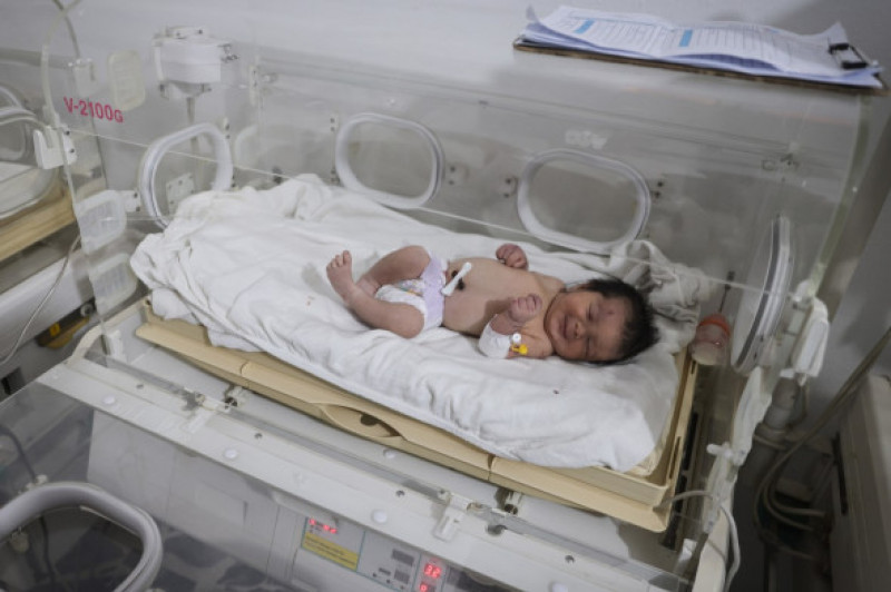 Aya, fetița născută sub dărâmături în Siria, se reface în spital.