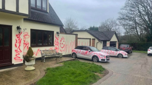 O familie a rămas uimită când și-a văzut casa luxoasă și cinci mașini mâzgălite cu grafitti