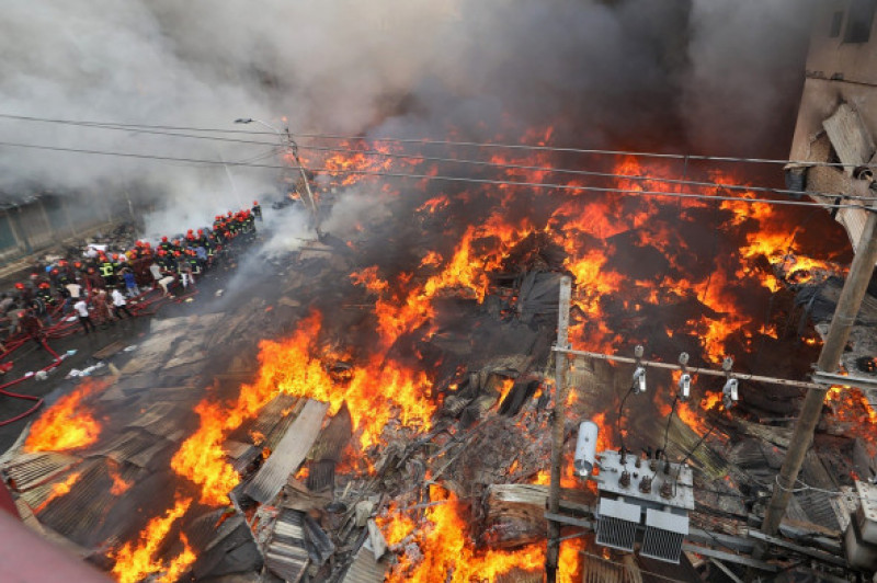 Ce mai mare piață din Bangladesh, devastată de un incendiu masiv/ Profimedia