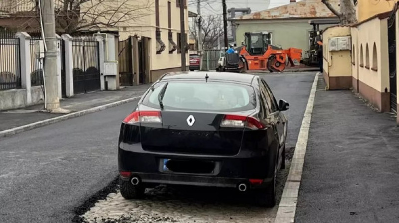 Stradă asfaltată pe lângă mașină/ Credit Foto: Gazeta de Sud