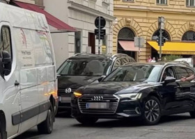O femeie din Viena și-a ieșit din minți din cauza unui șofer român. Reacția trecătorilor a devenit virală: „15 minute, ca o nebună!”