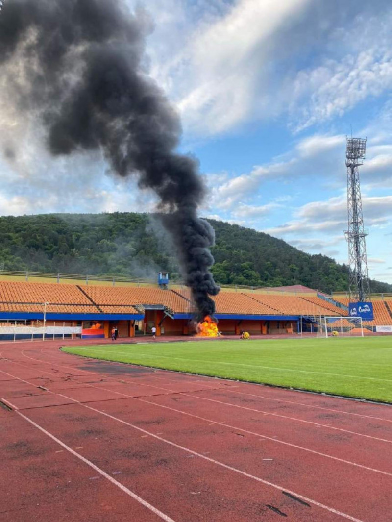 Incendiu în interiorul Stadionului „Ceahlăul” din Piatra Neamţ/ Facebook ISU Neamţ
