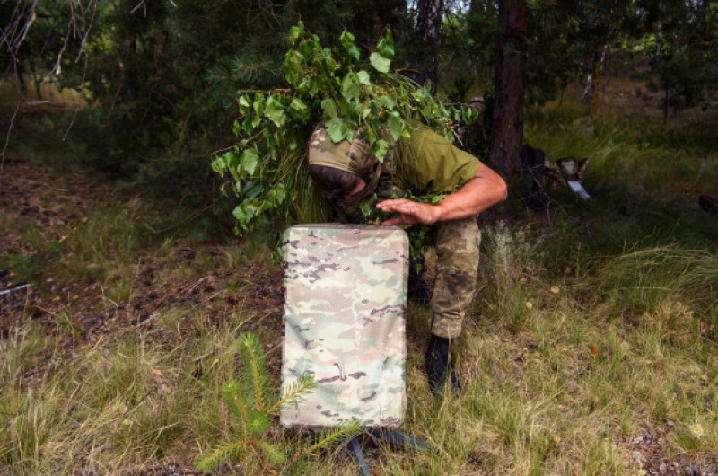 Soldat ucrainean instalând sistemul Starlink. / Profimedia Images
