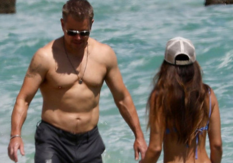 Soția lui Matt Damon a întors privirile pe o plajă din Miami