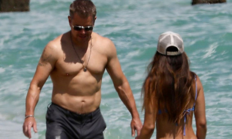 Soția lui Matt Damon a întors privirile pe o plajă din Miami