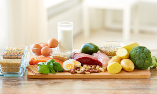 Arunci mâncarea degeaba? Cât timp mai poți consuma lapte, ouă și carne după data de expirare