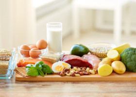 Arunci mâncarea degeaba? Cât timp mai poți consuma lapte, ouă și carne după data de expirare