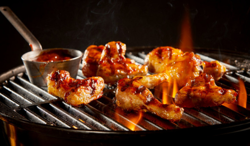 Spicy,Marinated,Chicken,Wings,And,Legs,Grilling,On,A,Summer