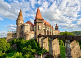 Casetă metalică cu documente din 1873, descoperită pe acoperișul Castelului Corvinilor. A fost găsită sub statuia Cavalerului, în timpul restaurării