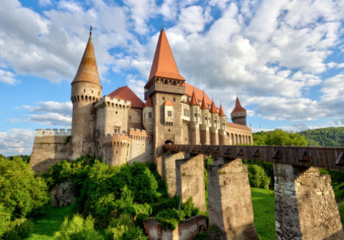 Casetă metalică cu documente din 1873, descoperită pe acoperișul Castelului Corvinilor. A fost găsită sub statuia Cavalerului, în timpul restaurării