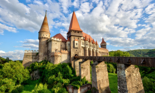 Casetă metalică cu documente din 1873, descoperită pe acoperișul Castelului Corvinilor. A fost găsită sub statuia Cavalerului, în timpul restaurării