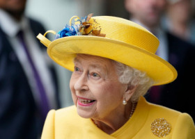 Regina Elisabeta a II-a a participat la inaugurarea liniei de metrou care-i poartă numele. Suverana britanică a bifat o apariție tonică, plină de culoare