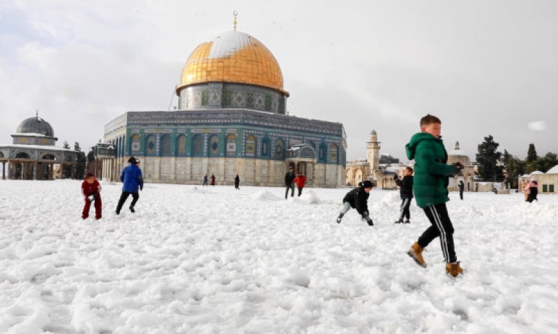 Fenomen rar în Ierusalim: zăpadă în strat gros așternută în Ierusalim. Locuitorii au ieșit uimiți pe străzi, copiii s-au jucat cu bulgări