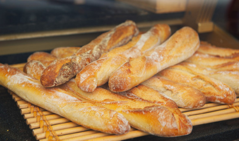 Traditional,French,Baguettes,In,A,Bakery
