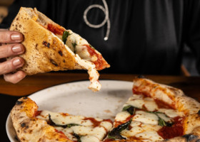Un restaurant din Italia, criticat după ce a solicitat un cost suplimentar pentru o pizza fără roșii