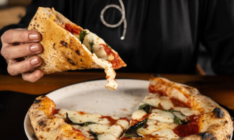 Un restaurant din Italia, criticat după ce a solicitat un cost suplimentar pentru o pizza fără roșii