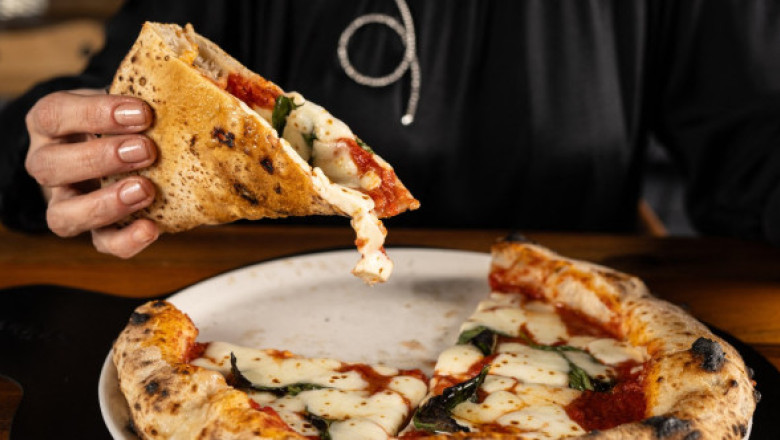 Un restaurant din Italia, criticat după ce a solicitat un cost suplimentar pentru o pizza fără roșii