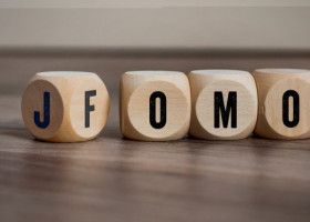 FOMO vs. JOMO. Termenii care explică ce înseamnă frica de a pierde vs. bucuria de a rata ceva