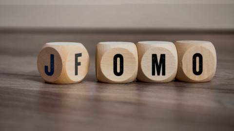 FOMO vs. JOMO. Termenii care explică ce înseamnă frica de a pierde vs. bucuria de a rata ceva