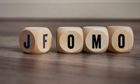 FOMO vs. JOMO. Termenii care explică ce înseamnă frica de a pierde vs. bucuria de a rata ceva