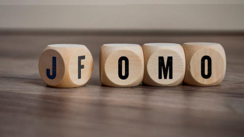 FOMO vs. JOMO. Termenii care explică ce înseamnă frica de a pierde vs. bucuria de a rata ceva