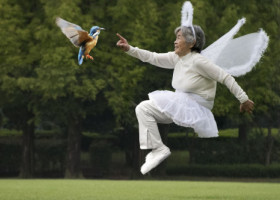 O străbunică din Japonia, care a cucerit internetul cu pozele ei năstrușnice, a murit la 97 de ani. A pozat pe mătură ca Harry Potter, în costum de câine sau de zână
