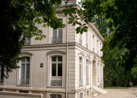 Vila din afara Parisului ce i-a aparținut lui Karl Lagerfeld, vândută cu peste 4.5 milioane de euro. Imagini din curte și din interior