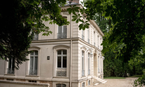 Vila din afara Parisului ce i-a aparținut lui Karl Lagerfeld, vândută cu peste 4.5 milioane de euro. Imagini din curte și din interior