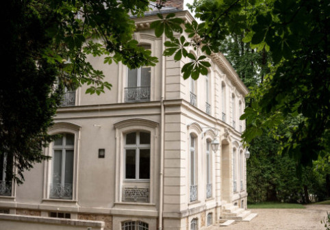 Vila din afara Parisului ce i-a aparținut lui Karl Lagerfeld, vândută cu peste 4.5 milioane de euro. Imagini din curte și din interior