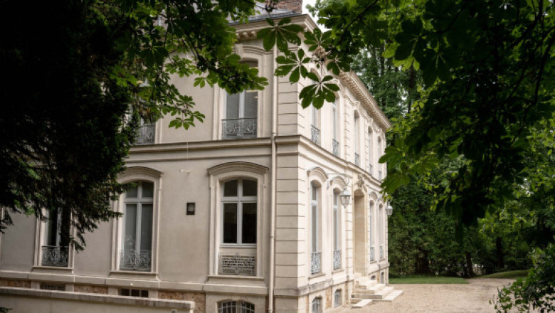 Vila din afara Parisului ce i-a aparținut lui Karl Lagerfeld, vândută cu peste 4.5 milioane de euro. Imagini din curte și din interior