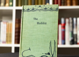 O primă ediţie rară a cărţii „The Hobbit”, vândută la licitaţie cu aproape 50.000 de euro. Cum a fost descoperit volumul: „Nu-mi venea să-mi cred ochilor”