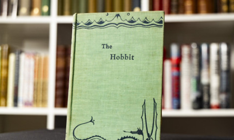 O primă ediţie rară a cărţii „The Hobbit”, vândută la licitaţie cu aproape 50.000 de euro. Cum a fost descoperit volumul: „Nu-mi venea să-mi cred ochilor”