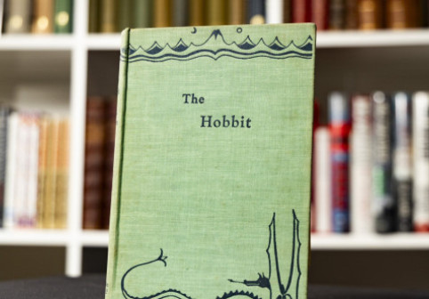 O primă ediţie rară a cărţii „The Hobbit”, vândută la licitaţie cu aproape 50.000 de euro. Cum a fost descoperit volumul: „Nu-mi venea să-mi cred ochilor”