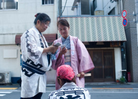 Un oraș din Japonia vrea să limiteze folosirea telefoanelor la două ore pe zi. "Le înţeleg intenţia, dar e imposibilă", spun oamenii