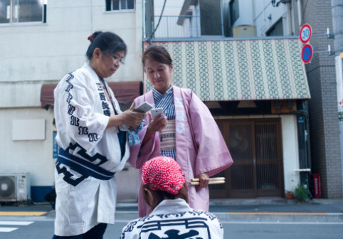Un oraș din Japonia vrea să limiteze folosirea telefoanelor la două ore pe zi. "Le înţeleg intenţia, dar e imposibilă", spun oamenii