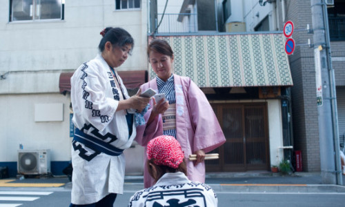 Un oraș din Japonia vrea să limiteze folosirea telefoanelor la două ore pe zi. 