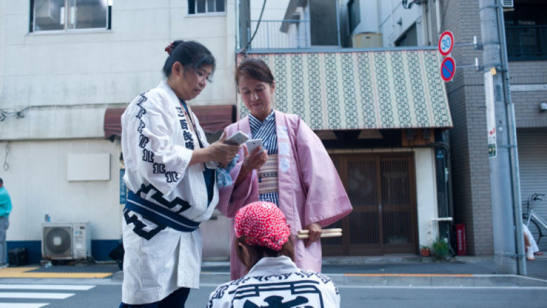 Un oraș din Japonia vrea să limiteze folosirea telefoanelor la două ore pe zi. "Le înţeleg intenţia, dar e imposibilă", spun oamenii