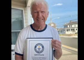 82 de ani în buletin și peste 60 de sezoane pe plajă. Record mondial pentru un salvamar din SUA