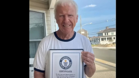 82 de ani în buletin și peste 60 de sezoane pe plajă. Record mondial pentru un salvamar din SUA
