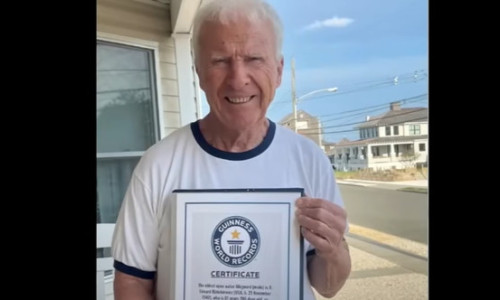 82 de ani în buletin și peste 60 de sezoane pe plajă. Record mondial pentru un salvamar din SUA
