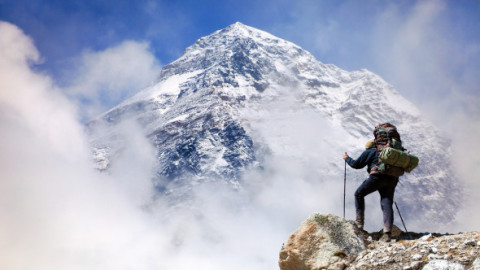 Cât costă să escaladezi vârful Everest, cel mai înalt de pe planetă. Nepalul măreşte taxa pentru străini