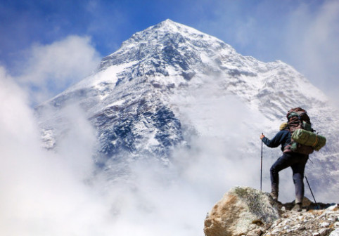 Cât costă să escaladezi vârful Everest, cel mai înalt de pe planetă. Nepalul măreşte taxa pentru străini